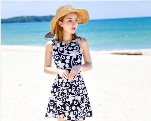 时尚泳装：泳衣美女沙滩漫步，显得女人韵味十足！