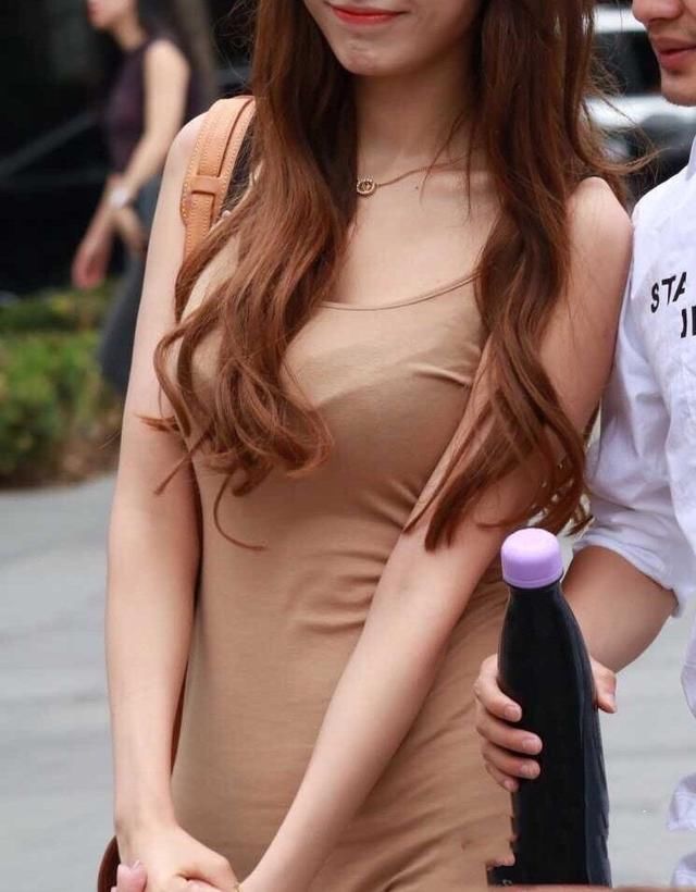 一个非常漂亮的女人穿着漂亮的衣服，有一个浪漫的小女人味