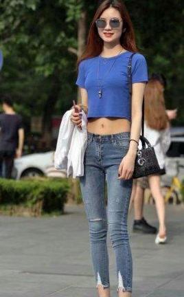 牛仔裤瞬间提升气场和增添亮点，穿上更加美观独特，会穿搭才是王