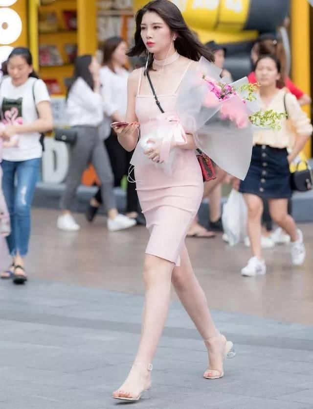 优雅：成熟中更显韵味，短裙搭配高跟鞋