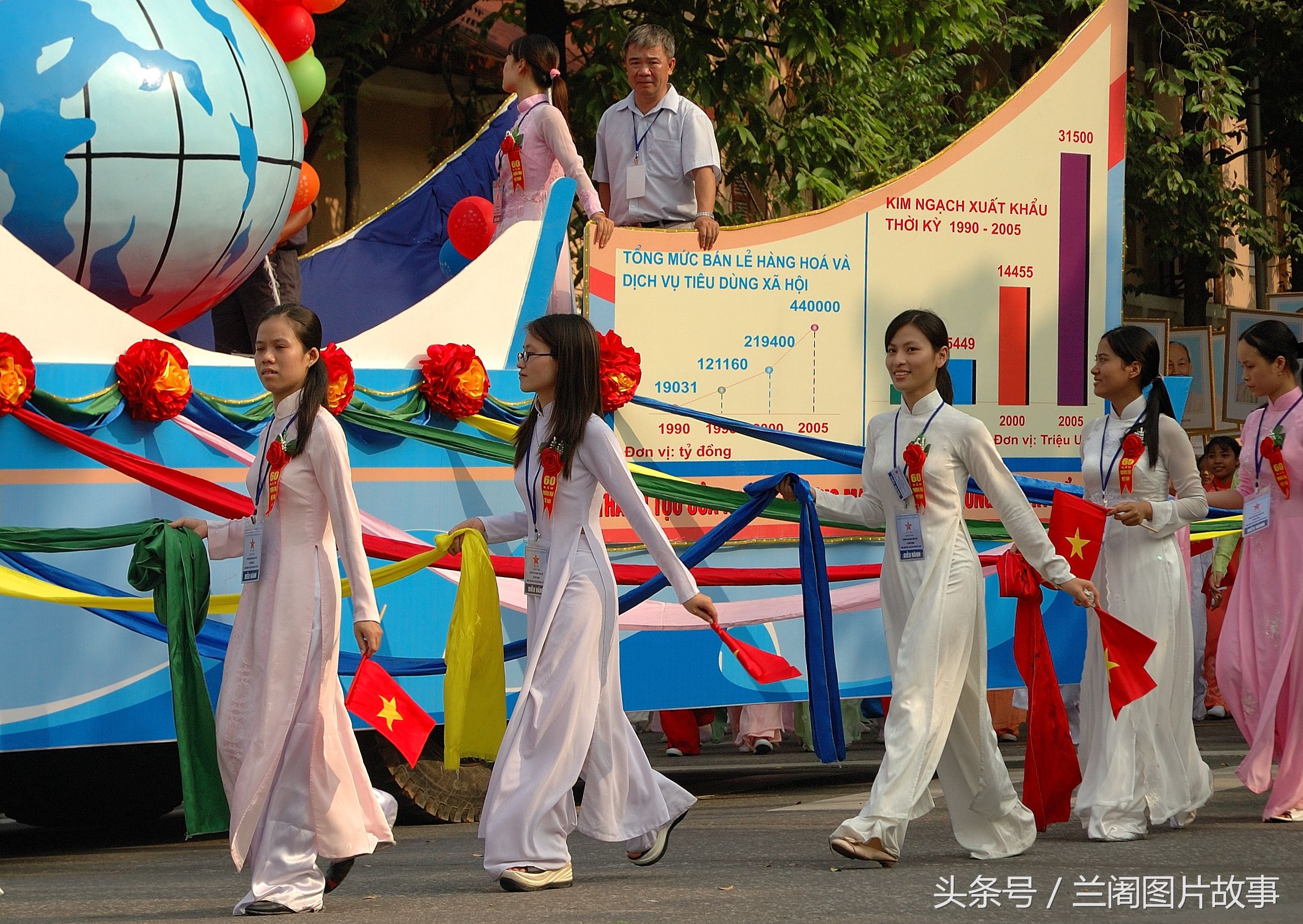 越南“奥黛”的起源和中国旗袍有关，你觉得奥黛漂亮吗?