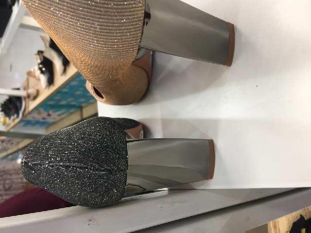 高跟鞋的跟现在都做成这样了，看来我真的是outo啦