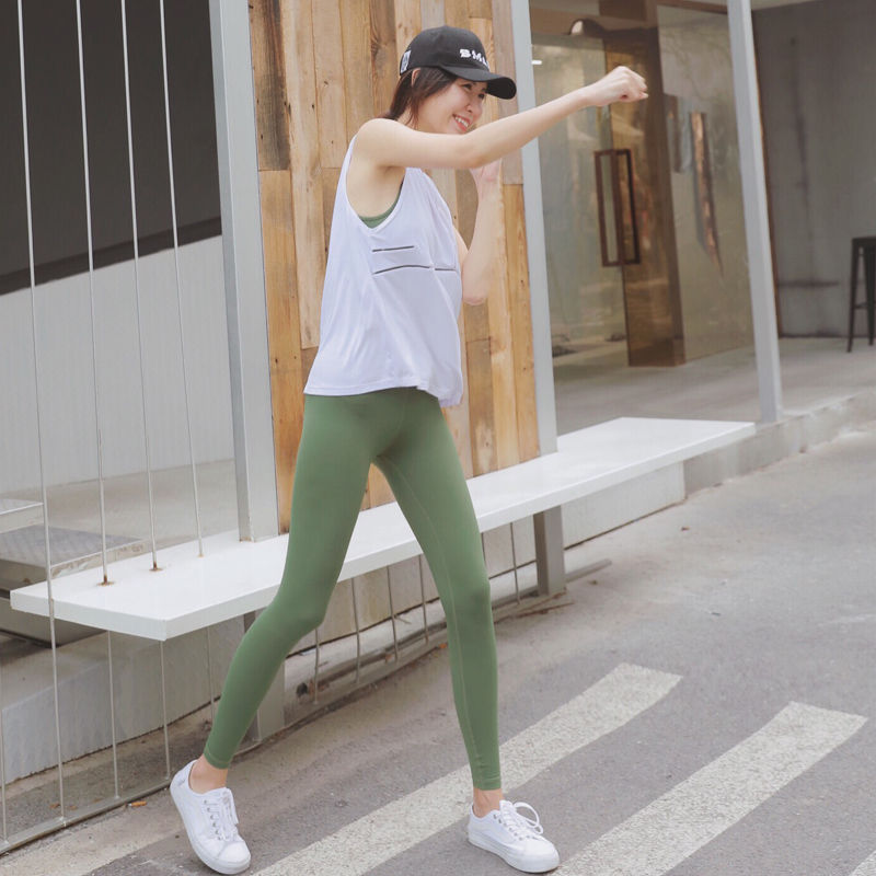 健身房的女人真敢穿,紧身裤与露背装,前凸后翘超迷人~