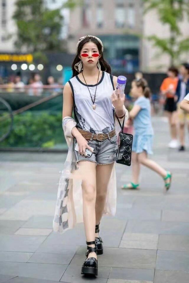 街拍,夏季路人教你怎样穿衣显瘦