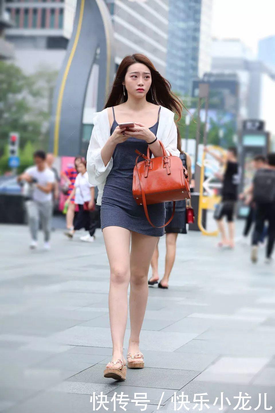 尽显|街拍:黑色小吊带衬衣,尽显小女人姿态