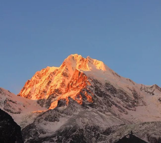 看云海日出，赏红叶彩林：还能泡个天然温泉，让川西秋景满足你！