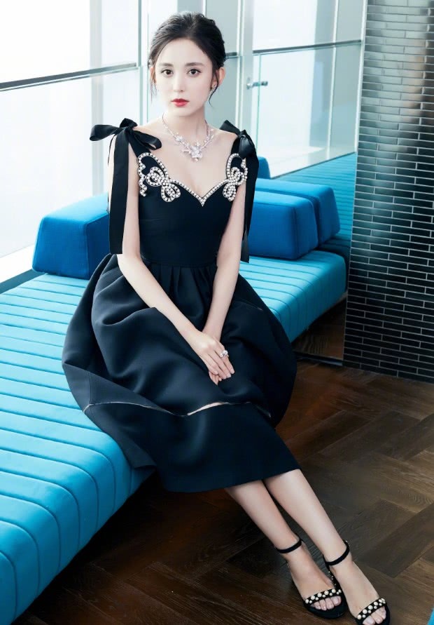 蔡文静撞衫古力娜扎，都穿出了不一样的美，前者却输给一双鞋子！