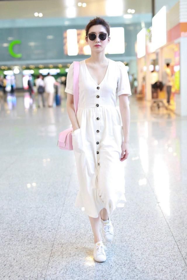 江疏影现身机场，身穿一件白色深V裙，网友:身穿没料还穿深V裙