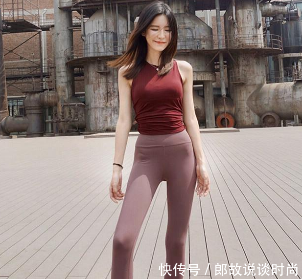 紧身打底裤的:充满魅力年轻女孩,展示傲人曲线,魅力太强了!!