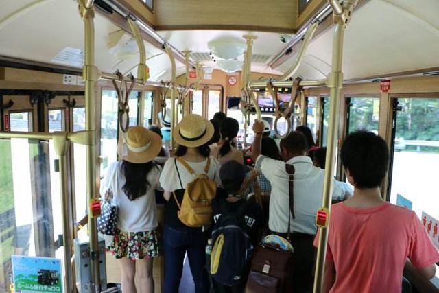 中国游客到日本，公交上给老人让座，为什么还被老人“指点”