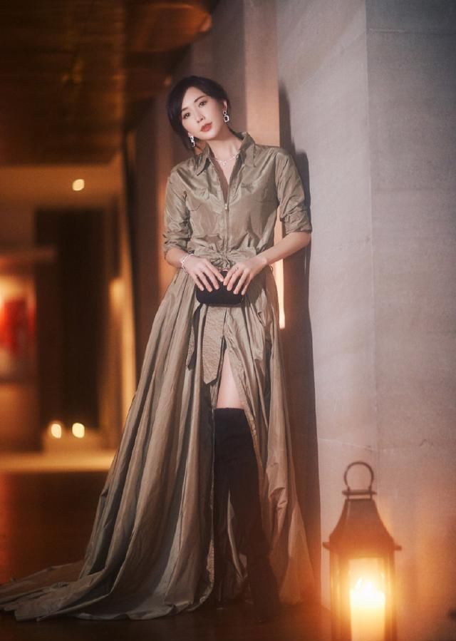 『 双手』身材纤瘦似少女，双手一看就知她45岁了！，林志玲穿吊带出席活动
