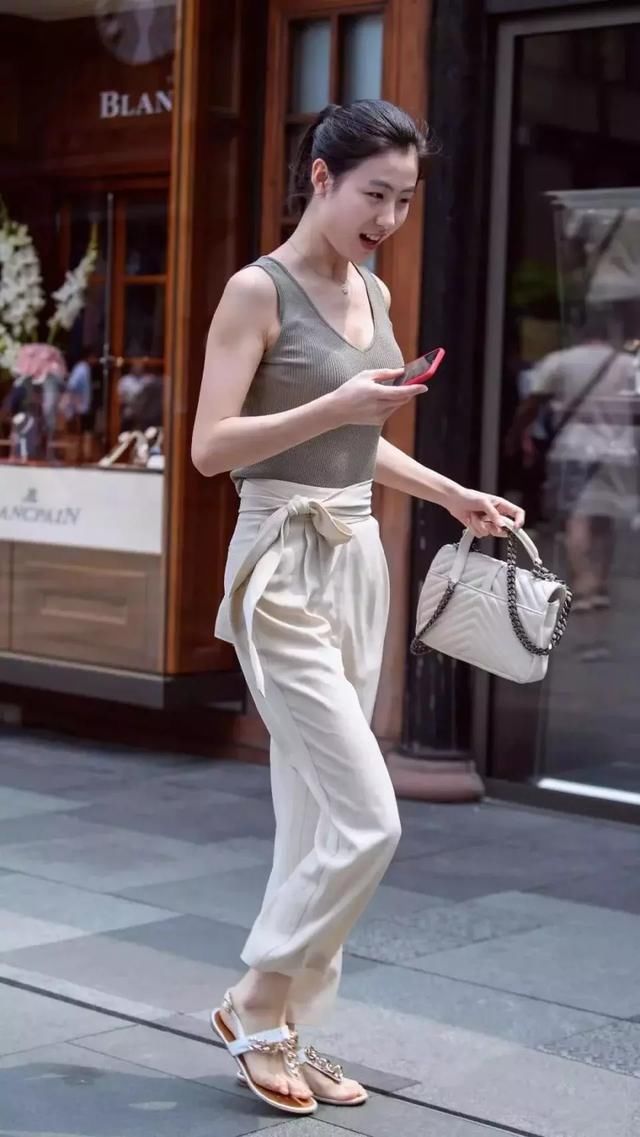 街拍：本以为阔腿裤很美，看了穿紧身裤的姐姐后，才发觉错过好多