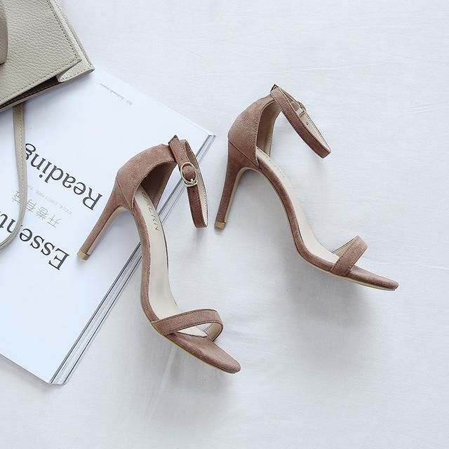 爱穿裙子的女生，得配一双美美哒高跟鞋，彰显名媛气质性感十足