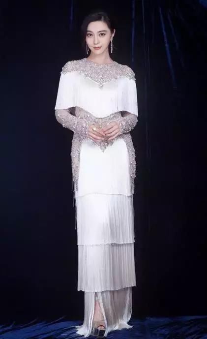 别看徐璐只有23岁，穿衣尺度丝毫不输范冰冰，网友：有料就是自信