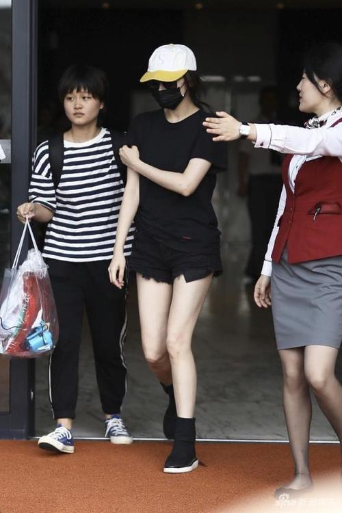 173关晓彤和168热巴同穿短裤，终于见识了大长腿和白细腿的差别