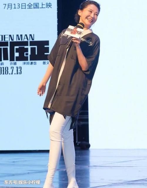 许晴好显嫩，穿一字肩裙优雅淑女，第一次见2个耳环连在一起戴！