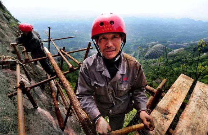 与世隔绝“悬崖工”，21名工人一餐三个菜，一天挣500