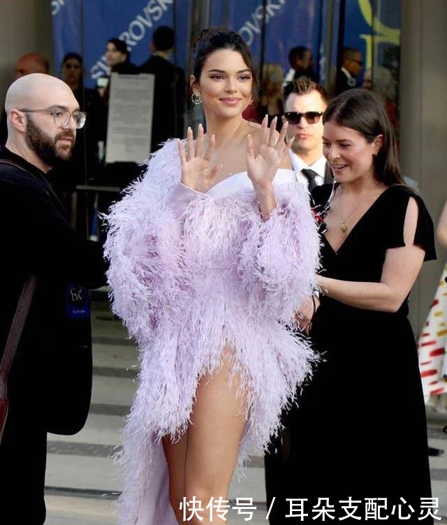 超模厉害了，肯豆毛衣下只穿“安全裤”，网友一般人驾驭不了！