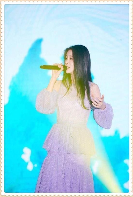 当张碧晨和李宇春同穿紫色蛋糕裙，才知道气场和气质的差距有多大