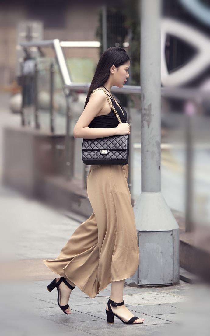 重庆街拍, 这样的穿搭修饰魅力身材, 让姑娘的女人味得到尽情舒展