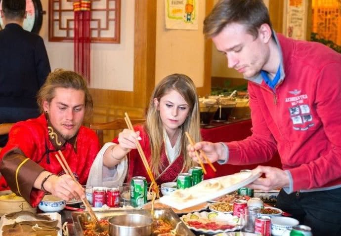 老外来中国旅游，到了晚上就不敢出去，导游：中国非常安全！