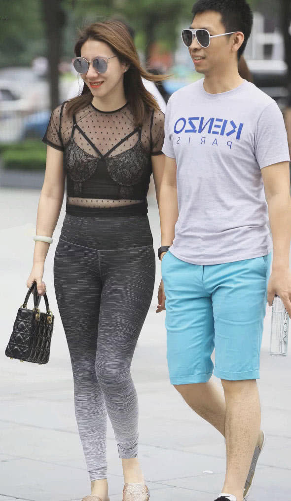 气质女神紧身运动裤穿出逆天大长腿，身边男友成了众人议论的焦点