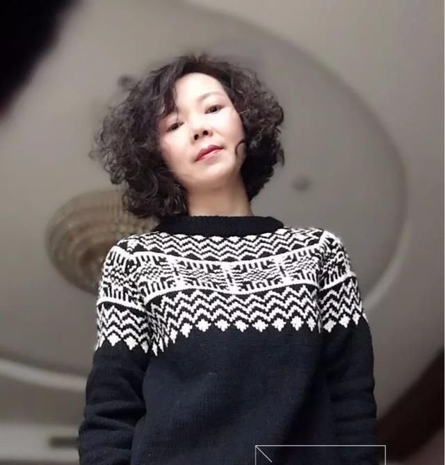  #图解#从下往上织女士棒针提花毛衣，黑白搭配经典时尚（附图解）