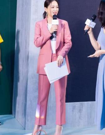 陈乔恩为啥这样啊，居然把鞋跟削掉一块，走路不会摇摇晃晃吗？