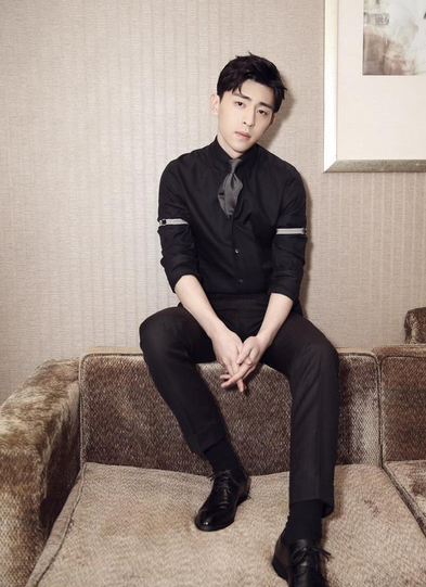 邓伦的生活照，真不是舞台上看到的那样，最后一张笑出法令纹！