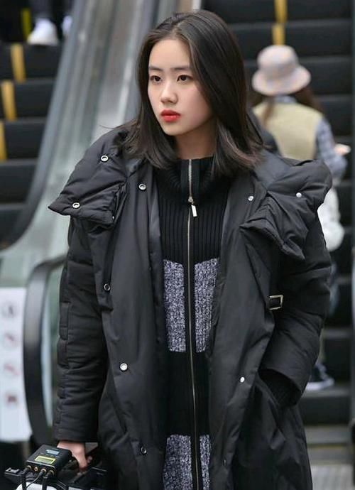 「美丽大方」街拍:如花似玉的小姐姐,一条白色的连衣裙,时尚优雅美丽大方