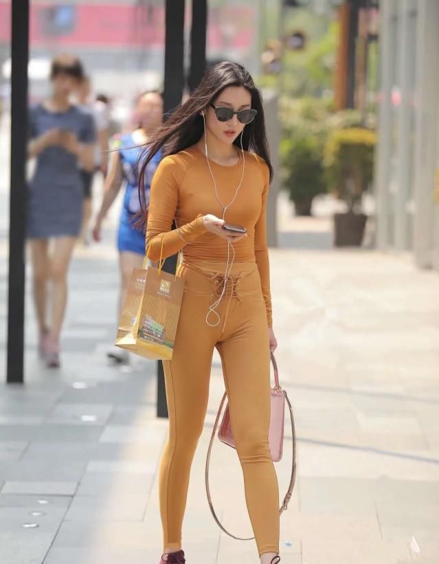  身搭配着■这几款运动衣穿起来不仅迷人而且还很性感, 超级显身形