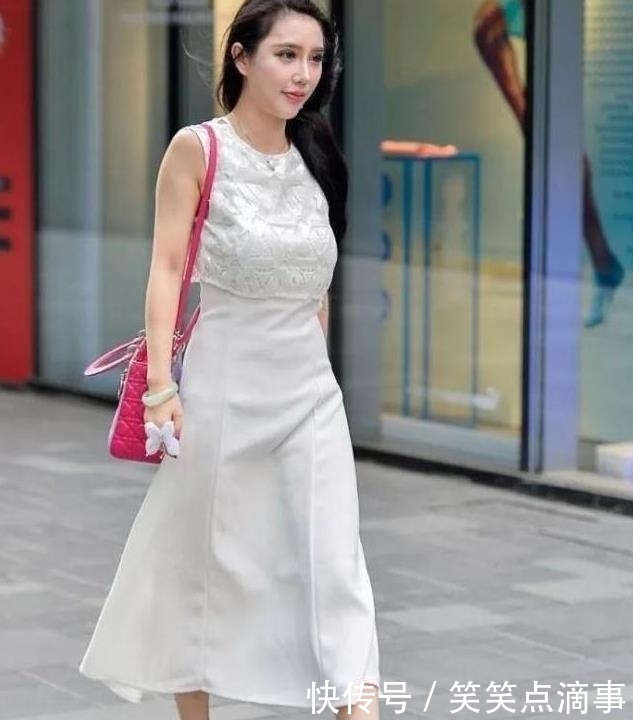  「美女」美女街拍身材曼妙的小姐姐，紧身裙的穿搭，美得更青春