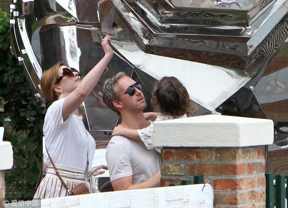 第75届威尼斯:安妮海瑟薇陪女儿摸雕像宠娃十级 坐公园墙头不怕