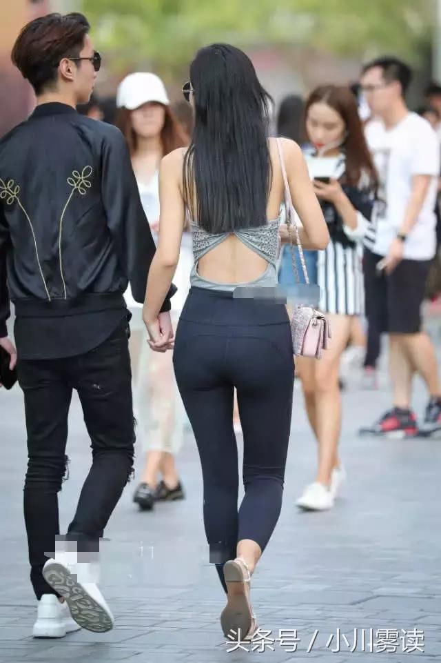 露背丰腴美女携男友逛街风光无限,饱满臀线尽显浑圆曲线旁煞他人