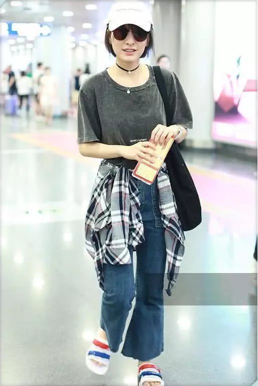 看了谢娜的机场照，再看吴昕的，网友:辣妈和少女的差距一目了然