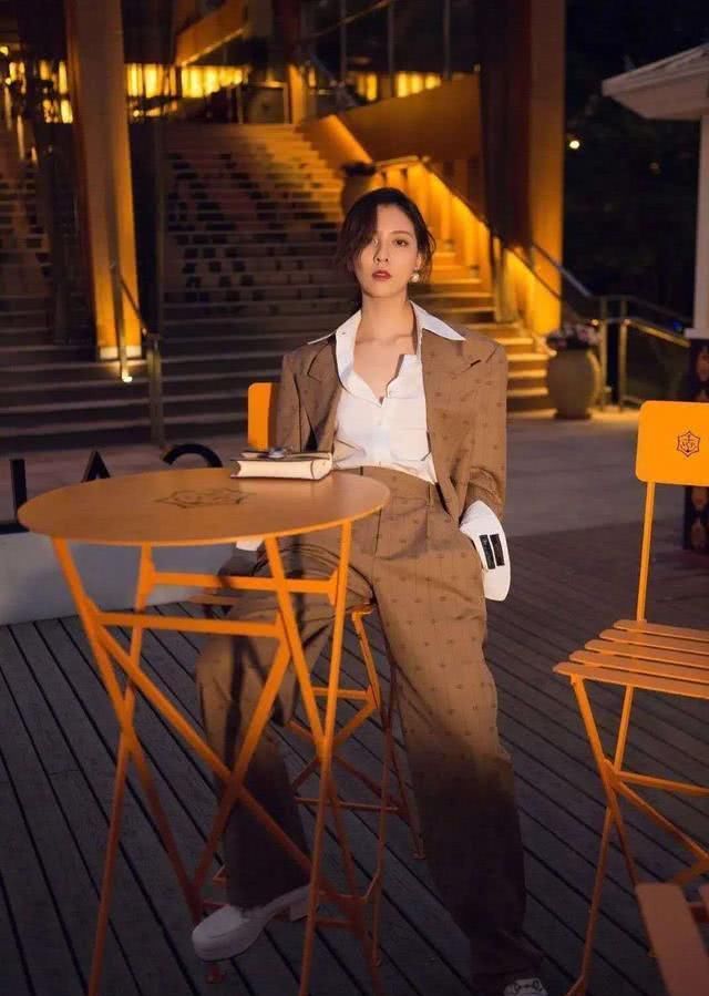  【迷恋】穿裙子没气质？换条裤子让你气质提升，别再迷恋裙装了