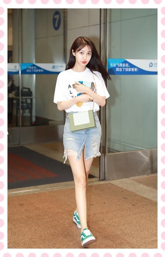 李菲儿真豪放!裙子这么短竟还剪个叉,网友质疑:敢不敢坐下?