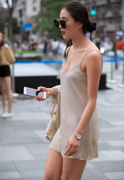 穿睡衣的小姐姐熬夜看世界杯，早上起来穿了一件睡衣就出门了！