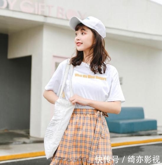 「以试一下」T恤叠穿或搭配不同款式的牛仔裤,都是春夏最nice穿搭CP!