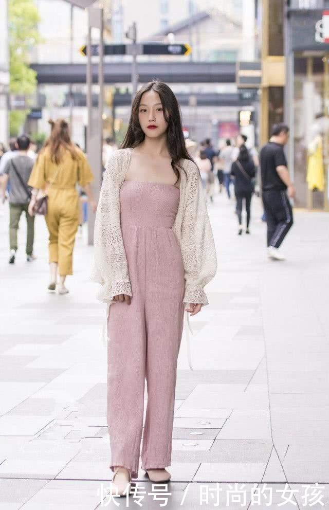 街拍: “蜜桃臀”身材火辣, 没有法拉利你别想带她回家!