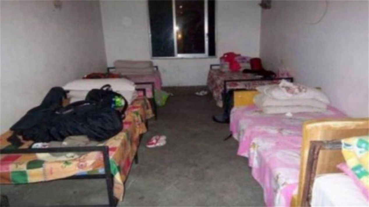 火车站有人宁可睡广场，也不去揽客大妈的小旅店，原因是什么？