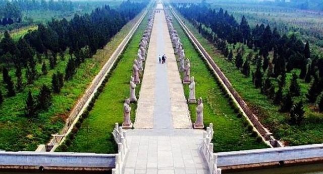 我国的一座墓地，让高铁为它多花2亿绕行，下令修建者是他