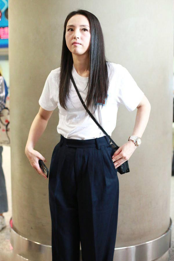 董璇素面朝天，法令纹严重再也不能承受素颜的压力，真的丑出天际