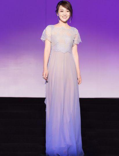 47岁闫妮,穿件别人不穿的吊带长裙,气质满分,撞衫刘涛也没输