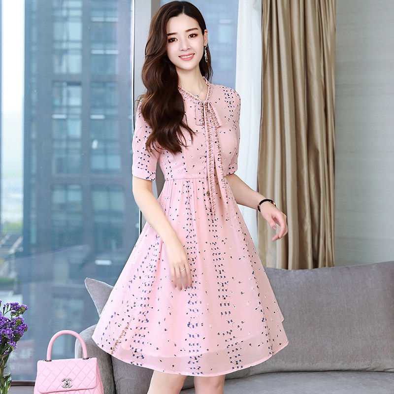 太美腻!50岁老妈出门逛街穿款“印花”美裙，连年轻人都盯着看