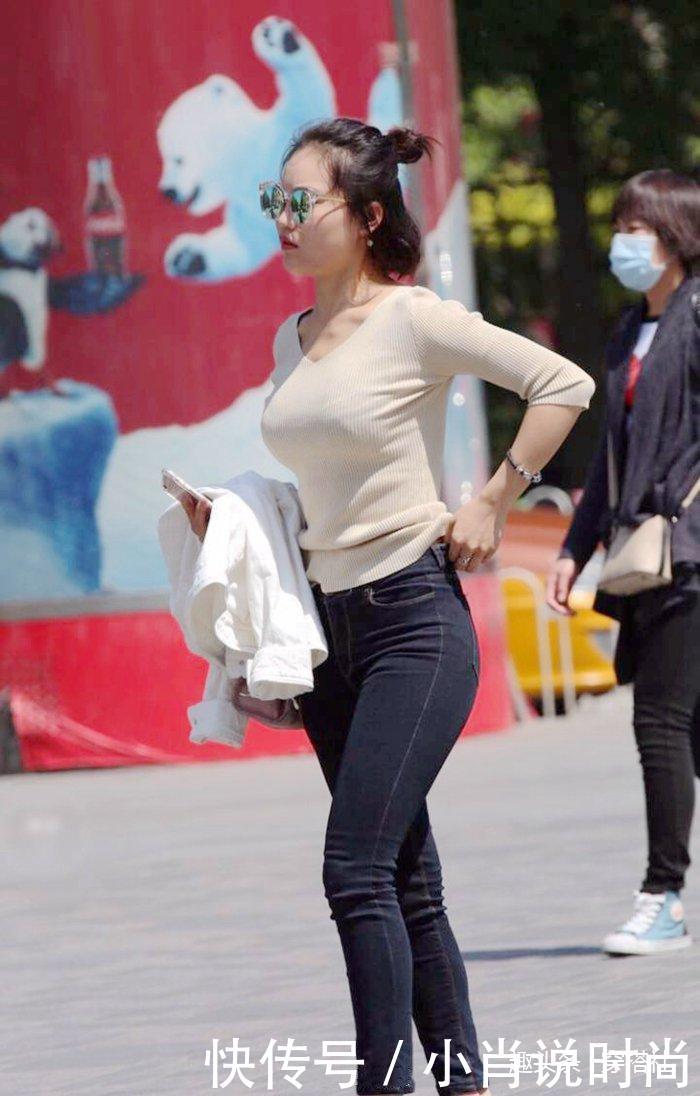 街拍:女生休闲穿搭挺好看,显得身材傲人,但上衣还可以再改进!