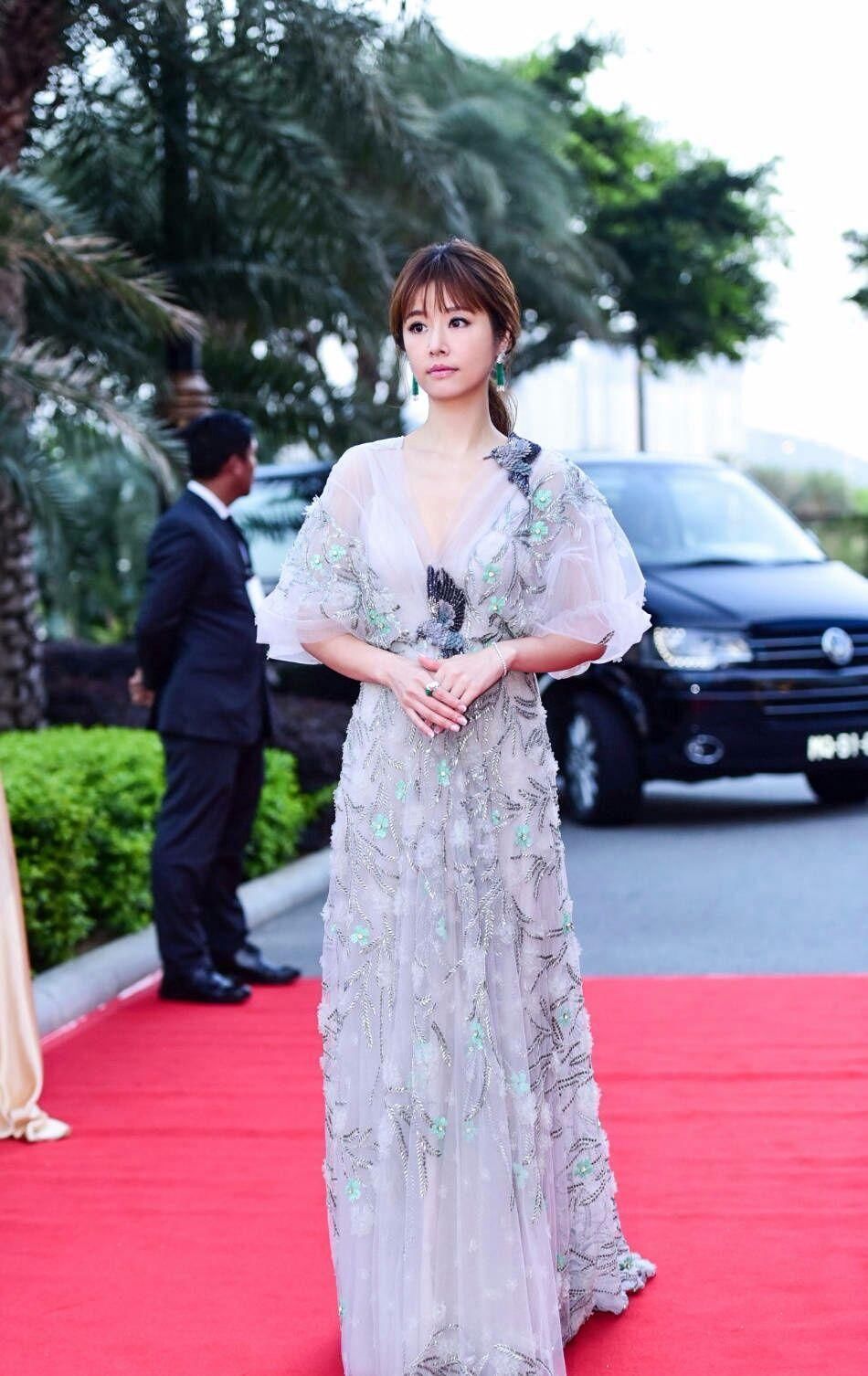 林心如都是个生完孩子的人了，还要穿背带裤来装嫩!