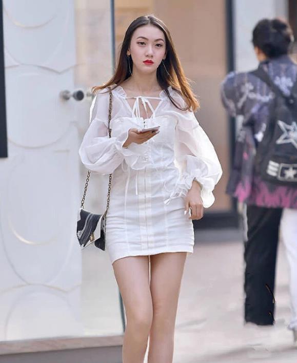 #俏丽#街拍:妍姿俏丽的美女,身穿白色的长袖连衣裙,唯美大气