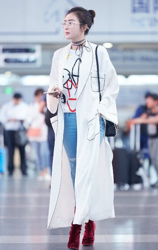 秦岚这裙子不重吗?竟装满了“二极管”,意外穿出一身高级时髦范