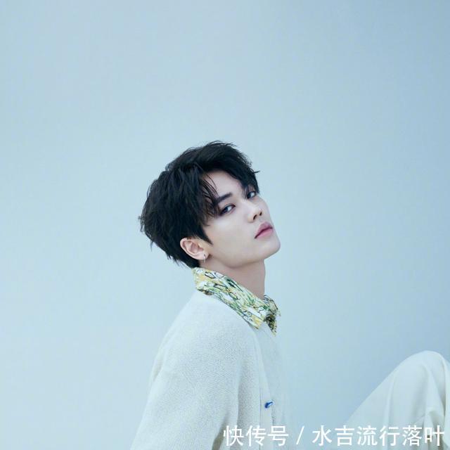 打造@林彦俊打造居家休闲装扮,温暖阳光,黄明昊穿牛仔单品帅气时尚